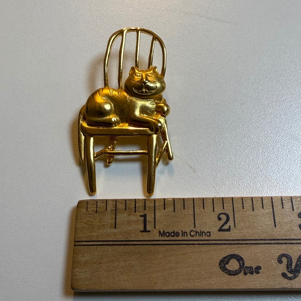 JJ Jonette Jewelry Vintage Gold Tone Cat on Chair Figural Brooch Pin Whimsical - Picture 4 of 5